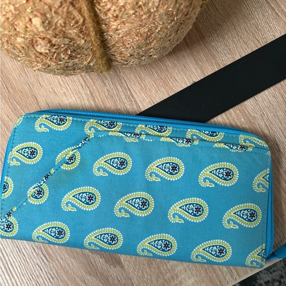 VERA BRADLEY BERMUDA BLUE TRAVEL ORGANIZER WALLET - Picture 3 of 3